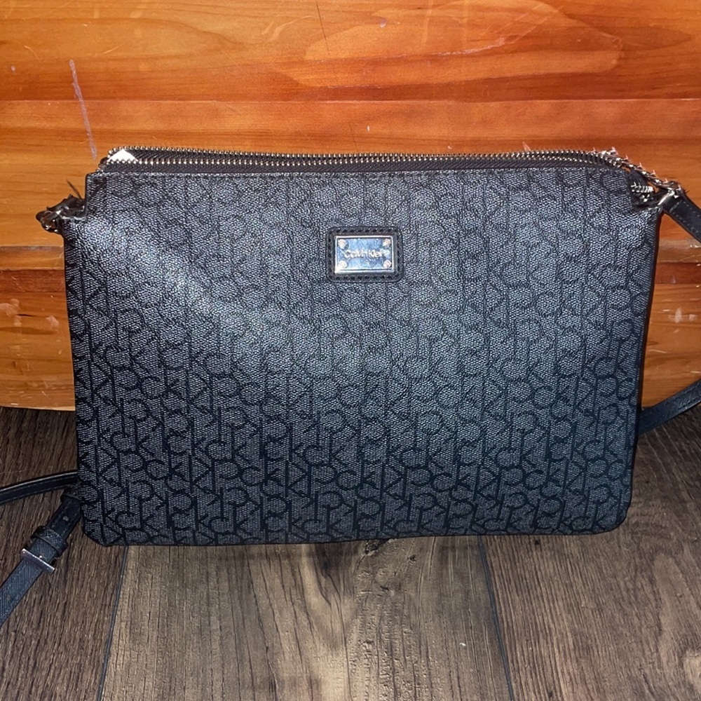 Calvin Klein medium size Crossbody bag with chain - Picture 2 of 7
